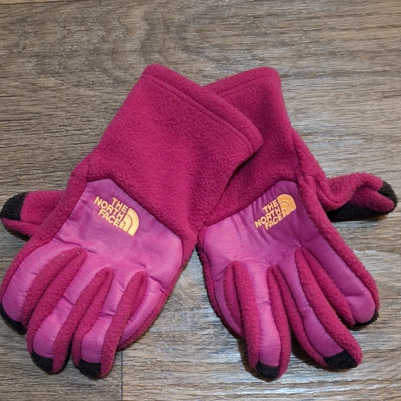 The North Face Women's Denali Etip Gloves. - Picture 3 of 15